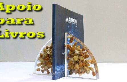 Apoio para livros em resina com objetos dentro